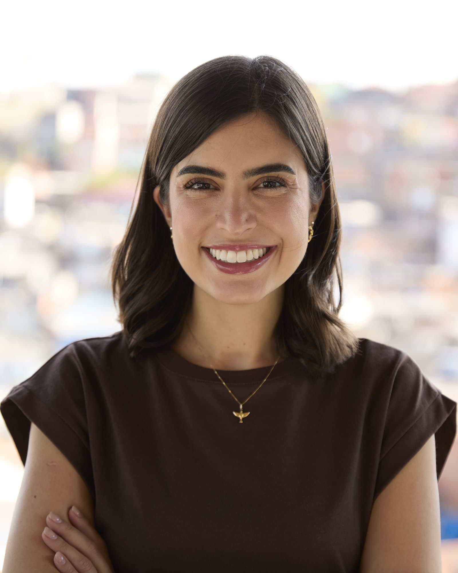 Tabata Amaral sorrindo, com a cidade de São Paulo desfocada ao fundo